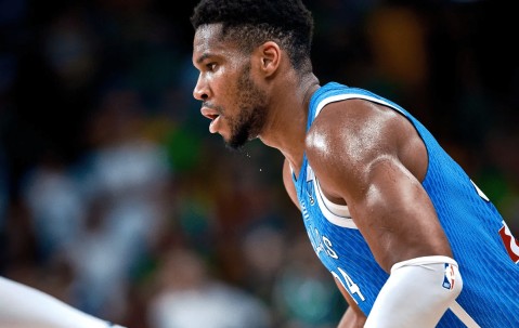 爱游戏体育-字母哥在勇士比赛中出色防守，出色发挥引发热议！观众掌声雷动的简单介绍