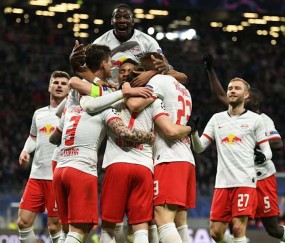 爱游戏体育-上海申花训练开放日，关键时刻豪取连胜引欢呼，德国杯在即，阵容厚度经受考验(上海申花今天新闻)